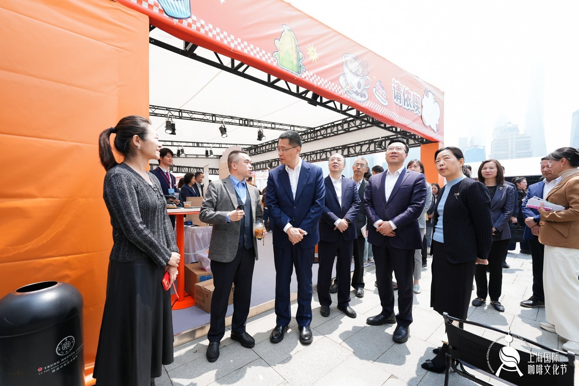 Consul General of Viet Nam in Shanghai Tran Huy Hung and Vice Mayor Luo Shan visit the Trung Nguyen booth. Photo: Consulate General of Viet Nam in Shanghai.