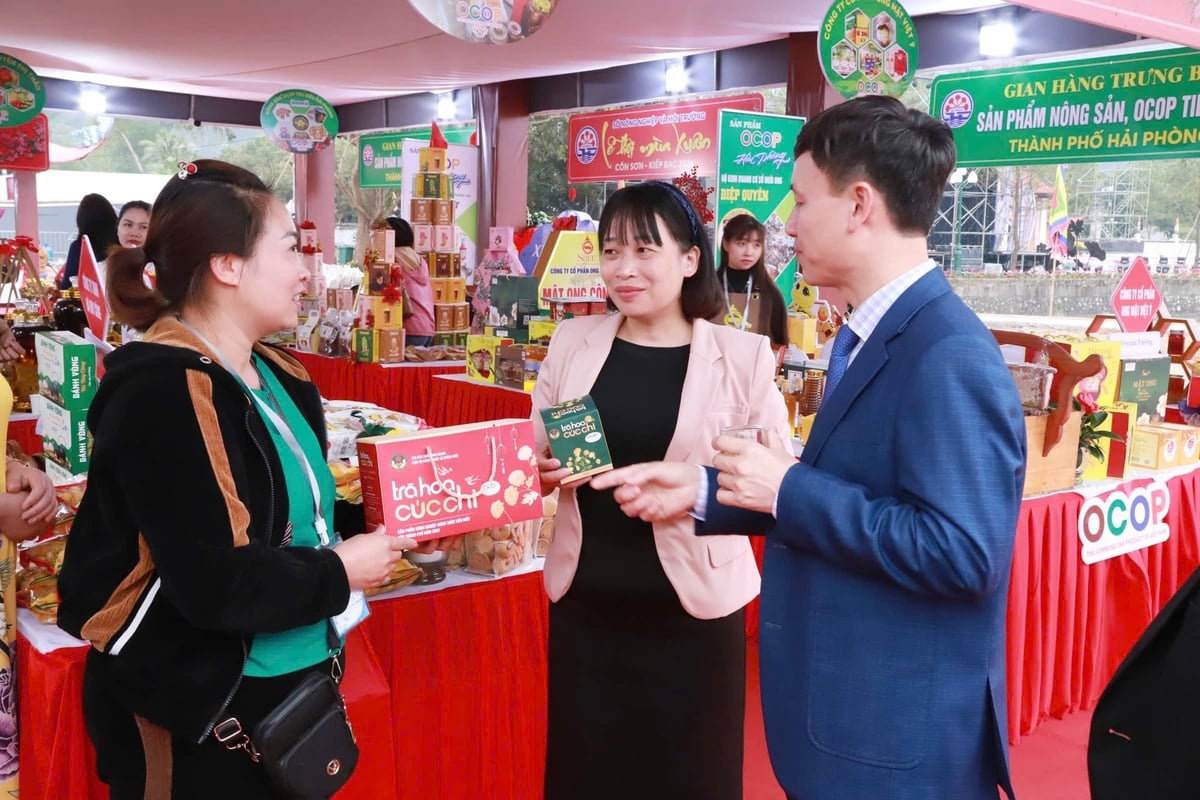Luong Thi Kiem, Deputy Director of the Hai Phong Department of Agriculture and Environment (in pink), alongside leaders of affiliated agencies, visits and encourages a business displaying its OCOP products at the 2026 Con Son - Kiep Bac Spring Festival. Photo: Dinh Muoi.
