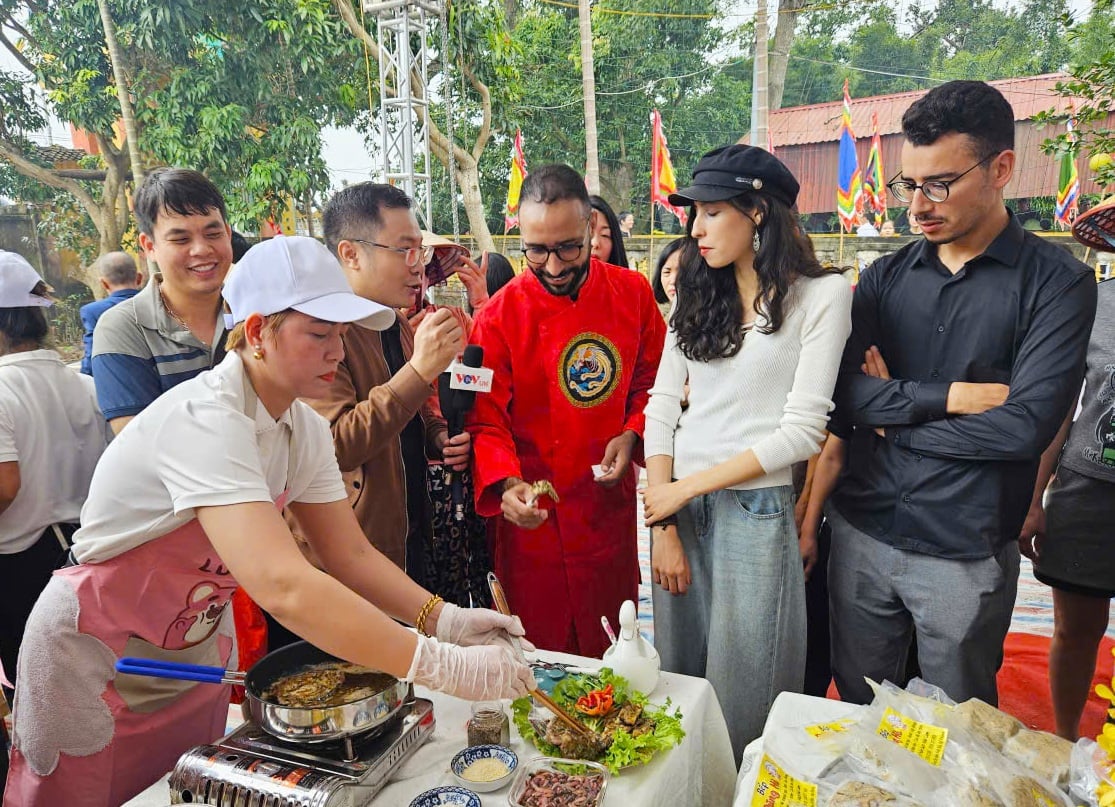 The Polychaete Festival in Vinh Thuan commune, held for the first time, drew large crowds of domestic and international visitors, powerfully amplifying the region's distinct image, cultural heritage, and culinary traditions to the wider public. Photo: Dinh Muoi.