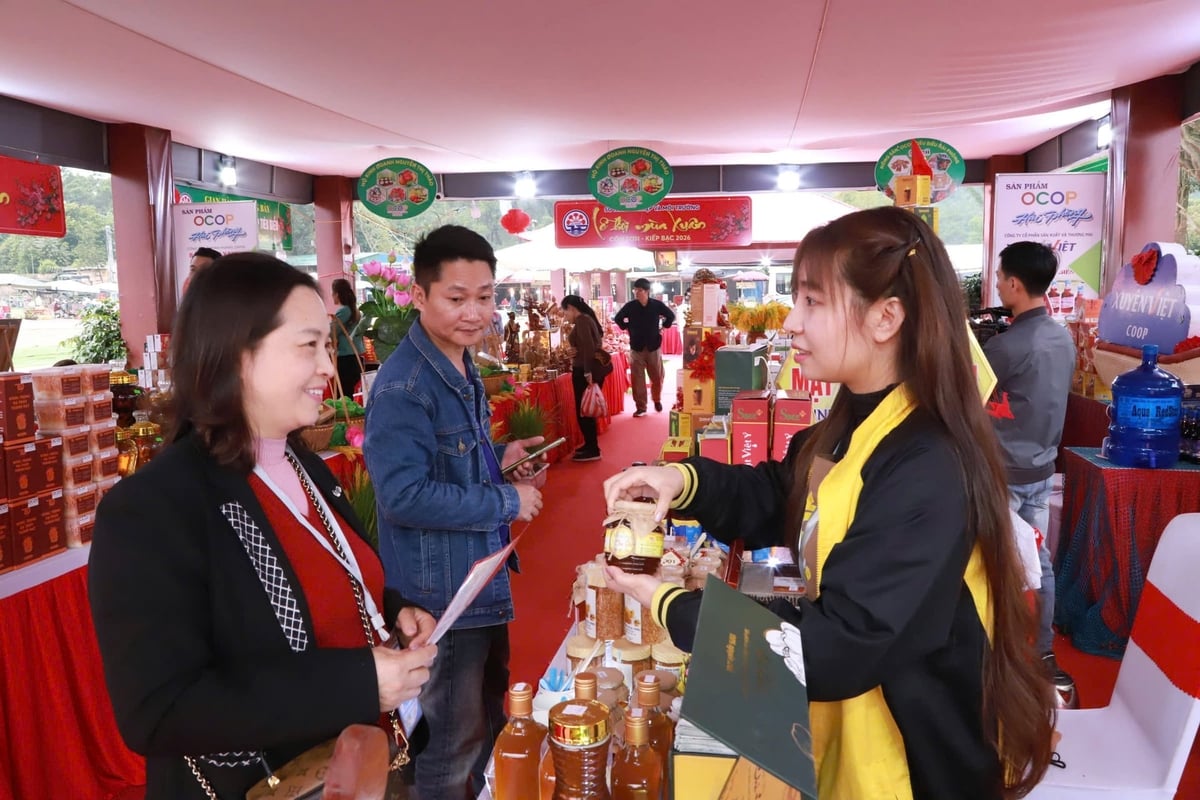 Through digital transformation and targeted marketing solutions, OCOP producers have achieved significantly greater effectiveness in both promotion and sales than in previous years. Photo: Dinh Muoi.