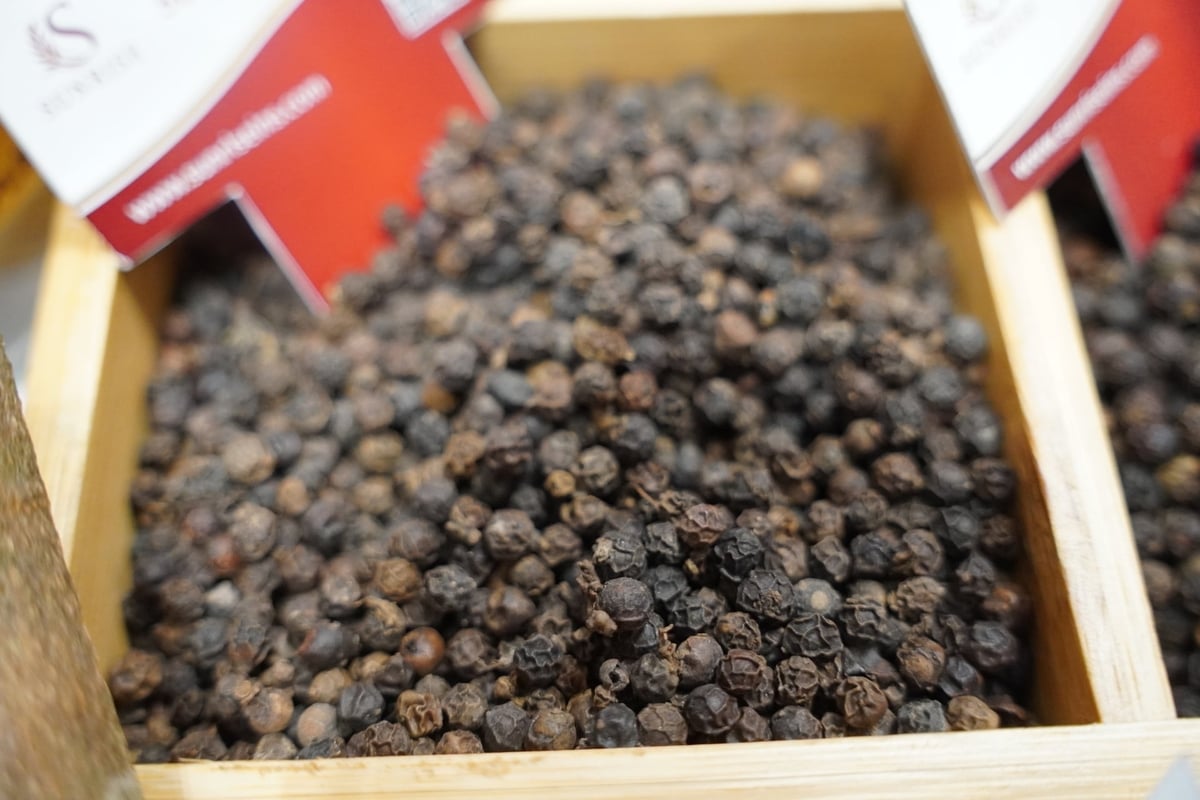 Vietnamese pepper is facing growing competitive pressure as global prices fluctuate and importing markets tighten quality standards and traceability requirements. Photo: Nguyen Thuy.