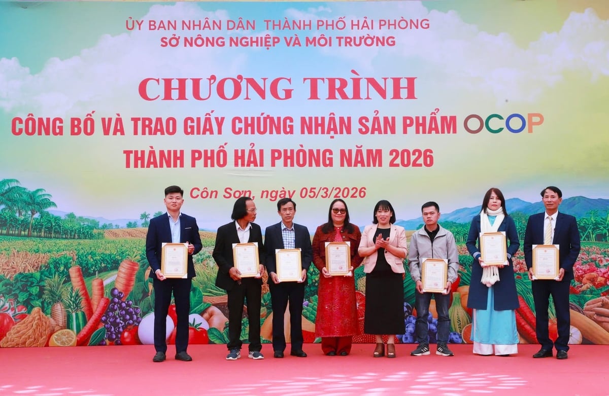 Luong Thi Kiem, Deputy Director of the Hai Phong Department of Agriculture and Environment, presents four-star OCOP certificates to producers in the first round of 2026 certifications. Photo: Dinh Muoi.