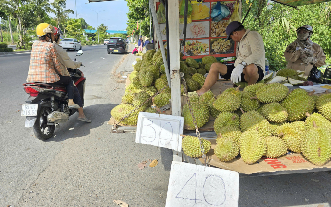 A place selling durian on Nguyen Van Cu Street, Can Tho City. Photo: An Binh