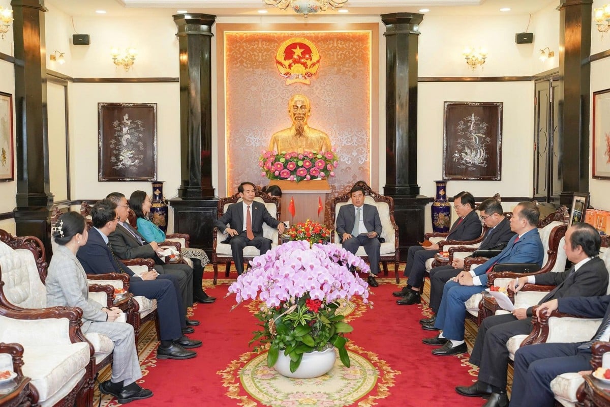 A delegation from the Chinese Embassy in Vietnam visits and pays a courtesy call to Lam Dong province's leaders. Photo: tapchihuucovietnam. A delegation from the Chinese Embassy in Vietnam visits and pays a courtesy call to Lam Dong province's leaders. Photo: tapchihuucovietnam.