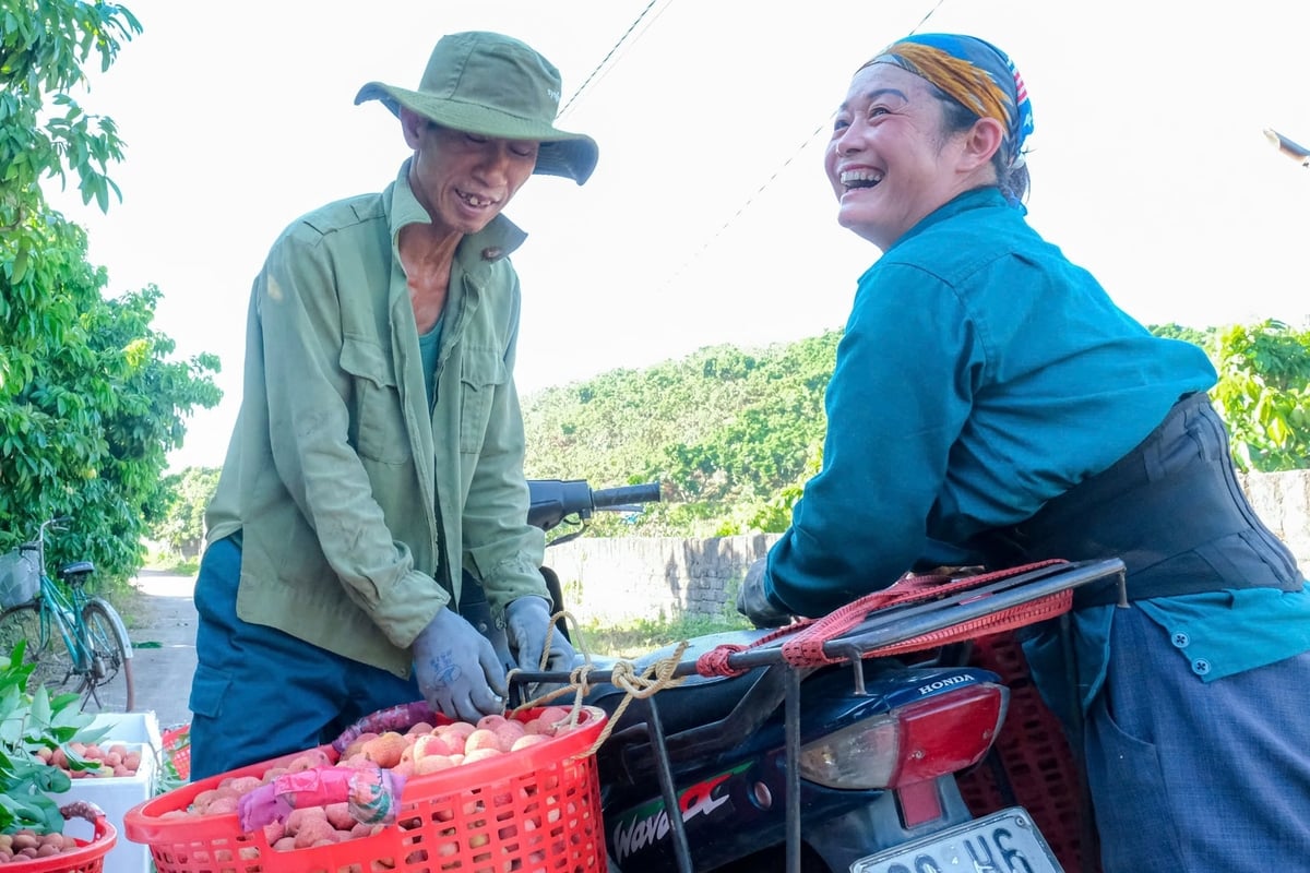 Farmers in Phuc Hoa commune, Bac Ninh, celebrate a harvest of high-quality lychees. Photo: Bao Ha.