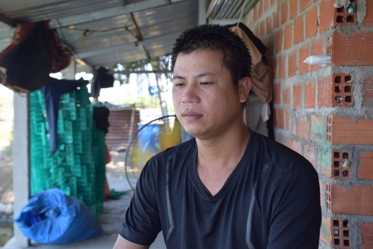 Mr. Duong Thanh Hy recalls his consecutive losing shrimp crops. Photo: V.D.T. Mr. Duong Thanh Hy recalls his consecutive losing shrimp crops. Photo: V.D.T.