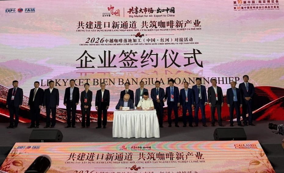 Signing ceremony between Yunnan China Coffee Experimental Science and Technology Co., Ltd. and the Buon Ma Thuot Branch of INTIMEX Group Joint Stock Company. Photo: Ministry of Industry and Trade. Signing ceremony between Yunnan China Coffee Experimental Science and Technology Co., Ltd. and the Buon Ma Thuot Branch of INTIMEX Group Joint Stock Company. Photo: Ministry of Industry and Trade.
