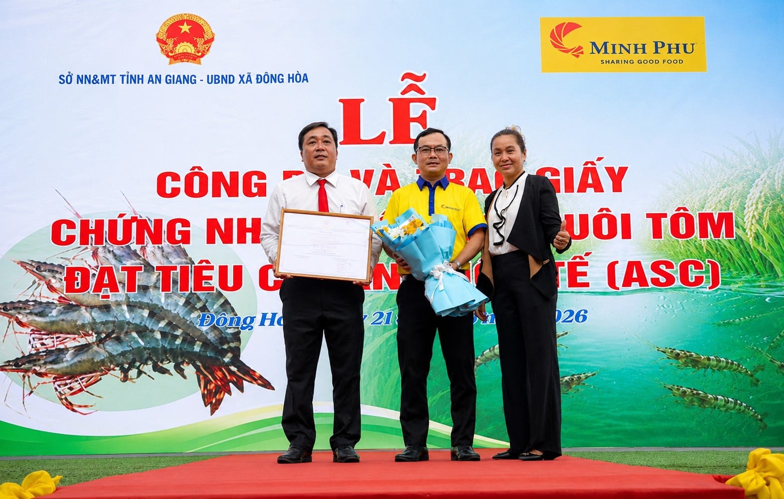 A representative of Control Union presents the international ASC certification to rice-shrimp farming households in Dong Hoa, accepted on behalf of the Dong Hoa Commune People's Committee and Minh Phu Certified Shrimp Social Enterprise Co., Ltd. Photo: Trung Chanh. A representative of Control Union presents the international ASC certification to rice-shrimp farming households in Dong Hoa, accepted on behalf of the Dong Hoa Commune People's Committee and Minh Phu Certified Shrimp Social Enterprise Co., Ltd. Photo: Trung Chanh.