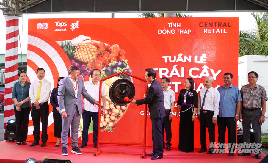 Delegates perform the opening ceremony for Vietnam Fruit Week. Photo: Le Hoang Vu.