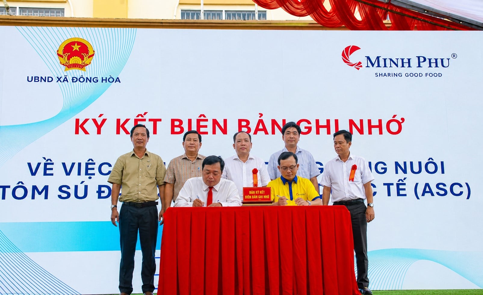 Representatives of the Dong Hoa Commune People's Committee and Minh Phu Certified Shrimp Social Enterprise Co., Ltd. sign a memorandum of understanding to continue developing and expanding the ASC-certified rice-shrimp farming zone. Photo: Trung Chanh. Representatives of the Dong Hoa Commune People's Committee and Minh Phu Certified Shrimp Social Enterprise Co., Ltd. sign a memorandum of understanding to continue developing and expanding the ASC-certified rice-shrimp farming zone. Photo: Trung Chanh.