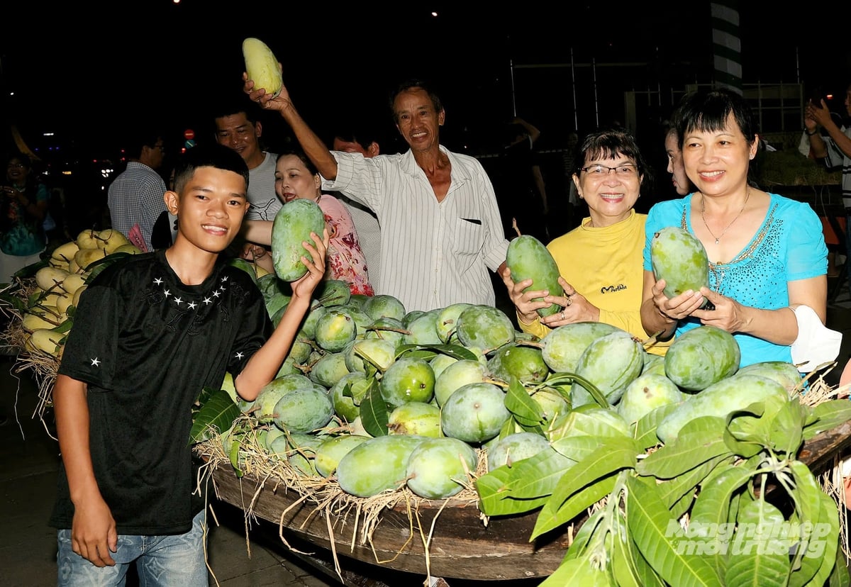 Visitors enthusiastically purchase fresh mangoes at the trade promotion fair, one of the festival’s key activities. Photo: Le Hoang Vu. Visitors enthusiastically purchase fresh mangoes at the trade promotion fair, one of the festival’s key activities. Photo: Le Hoang Vu.