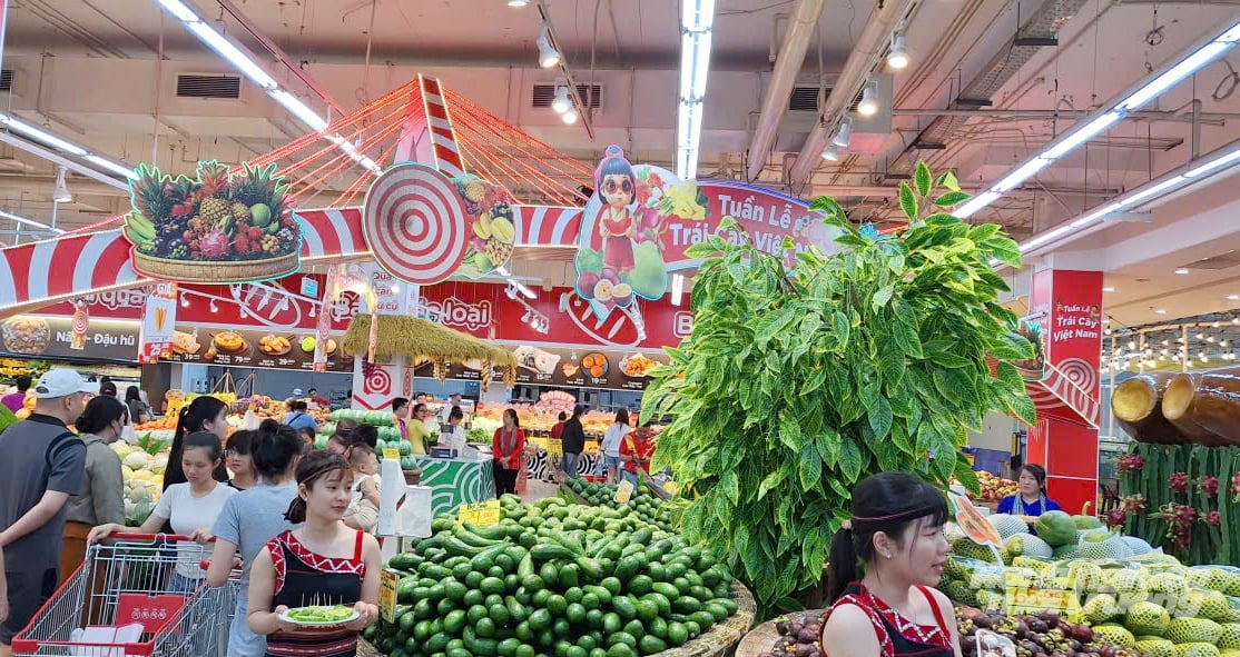 The venue is filled with vibrant colors at the opening ceremony of Vietnam Fruit Week 202. Photo: Le Hoang Vu.