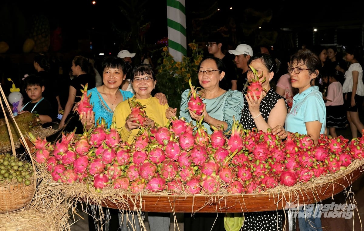 Dragon fruit products and OCOP specialties were widely promoted at the festival, creating an effective bridge between producers and consumers. Photo: Le Hoang Vu. Dragon fruit products and OCOP specialties were widely promoted at the festival, creating an effective bridge between producers and consumers. Photo: Le Hoang Vu.