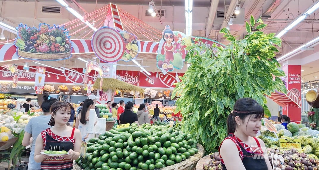 Visitors enthusiastically sample specialty fruits from different regions free of charge at Vietnam Fruit Week 2026. Photo: Le Hoang Vu.