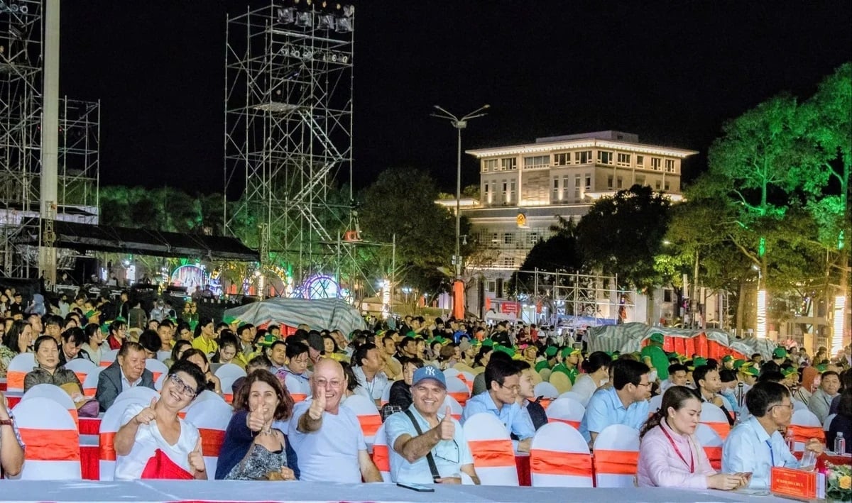International visitors attend the 9th Buon Ma Thuot Coffee Festival. Photo: Tran Tho.