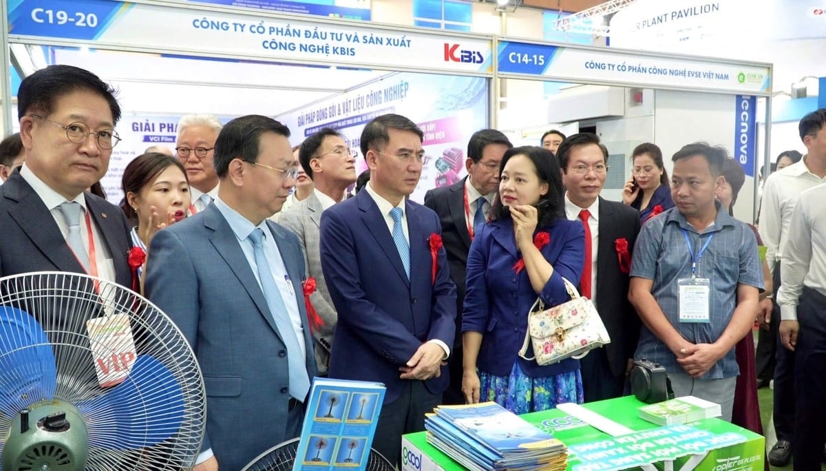 Delegates visit the booth of the National Programme on Energy Efficiency and Conservation for the 2019–2030 period at ENTECH HANOI 2026. Photo: VNEEP.