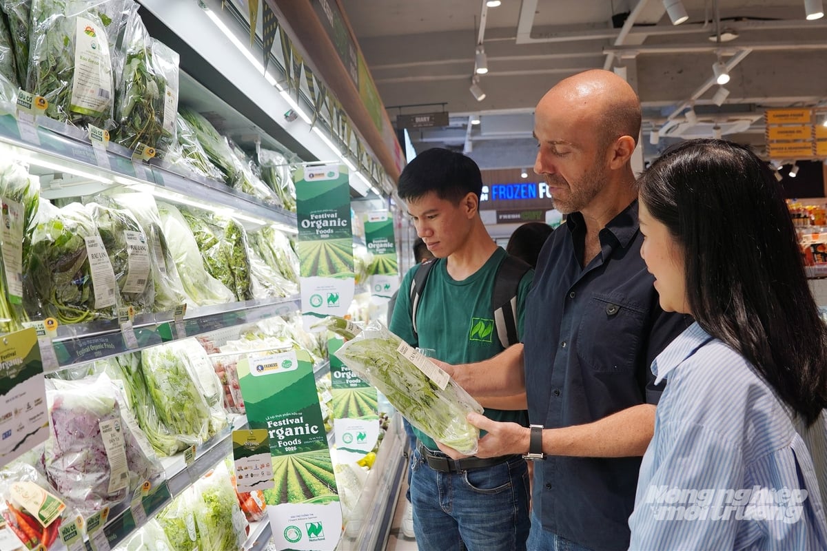 From Friday to Sunday each week, 'Happy Hour' and 'Organic Best Choice' programs will offer discounts of up to 20 percent or buy-one-get-one promotions. Photo: Nguyen Thuy.
