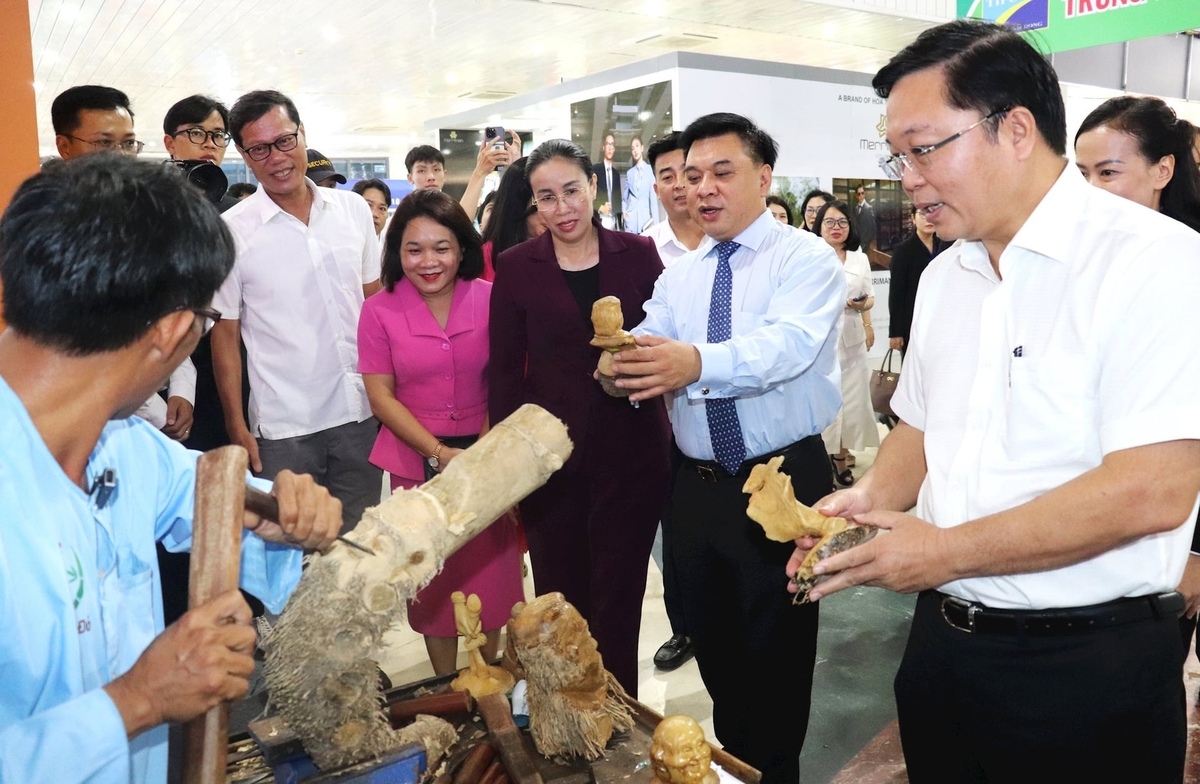 Delegates visit booths at the East-West Economic Corridor (EWEC) Trade, Tourism and Investment Fair - Da Nang 2025. Photo: Ngoc Ha. Delegates visit booths at the East-West Economic Corridor (EWEC) Trade, Tourism and Investment Fair - Da Nang 2025. Photo: Ngoc Ha.