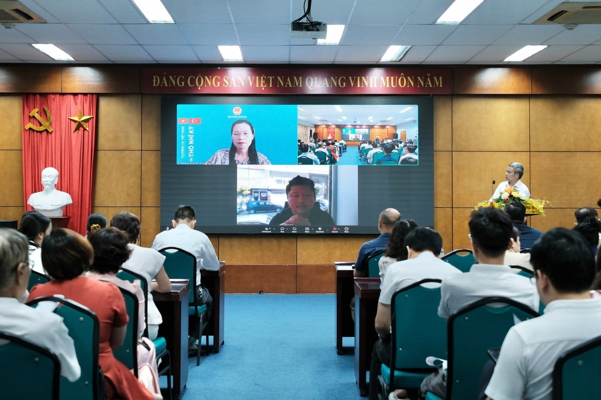 Nguyen Viet Hang, Trade Counsellor and Head of the Viet Nam Trade Office in Turkey, delivers her presentation online at the seminar. Photo: Thanh Trang. Nguyen Viet Hang, Trade Counsellor and Head of the Viet Nam Trade Office in Turkey, delivers her presentation online at the seminar. Photo: Thanh Trang.